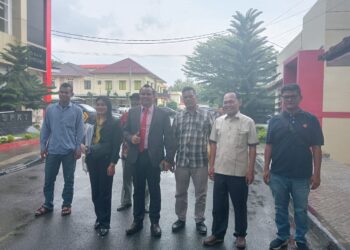 DATANGI MAPOLDA SUMUT: Poltak Silitonga, SH MH dan Judith Desy Marbun, SH mendampingi Henri Siregar mendatangi Mapolda Sumut beberapa waktu lalu. (Foto Dok/ T77)