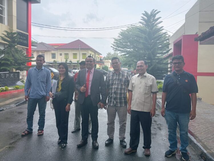 DATANGI MAPOLDA SUMUT: Poltak Silitonga, SH MH dan Judith Desy Marbun, SH mendampingi Henri Siregar mendatangi Mapolda Sumut beberapa waktu lalu. (Foto Dok/ T77)