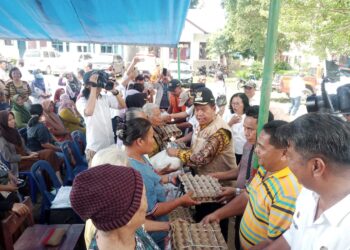 Bupati Simalungun didampingi Kepada BPBD Simalungun Kadis Kesehatan dan Kadis Sosial memberikan secara simbolis bantuan Pangan dan Seng atau atap rumah yang rusak ke pada korban bencana.