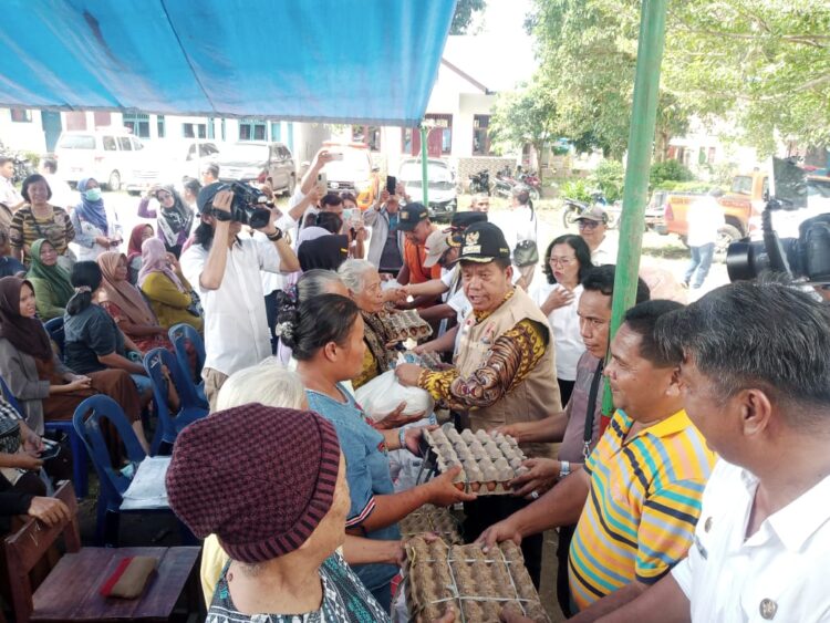 Bupati Simalungun didampingi Kepada BPBD Simalungun Kadis Kesehatan dan Kadis Sosial memberikan secara simbolis bantuan Pangan dan Seng atau atap rumah yang rusak ke pada korban bencana.