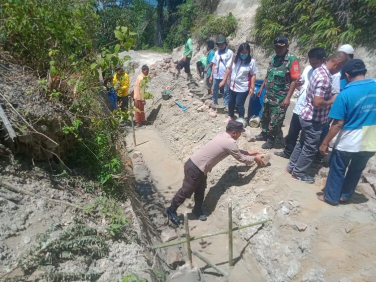 Bhabinkamtibmas Desa Harian, Brigadir Polisi Gunawan Situmorang, turut serta dalam acara Trial Test & Expose Pembangunan Fisik Desa Binaannya. Kegiatan ini bertempat di Simanampang Dusun II Desa Harian yang ditandai dengan peletakan batu pertama pembangunan saluran air atau parit yang didanai oleh anggaran dana desa tahun 2024.