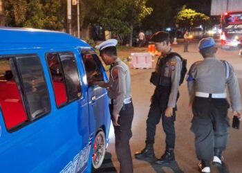 Polresta Manado terus menunjukkan komitmennya dalam menjaga keamanan dan ketertiban dengan melaksanakan kegiatan Cipta Kondisi atau Kegiatan Rutin Yang Ditingkatkan (KRYD) di Jl. Piere Tendean, tepat di depan Mako Polresta Manado. Kegiatan ini menyasar pengendara kendaraan roda empat (R-4) dan roda dua (R-2) untuk melakukan pemeriksaan mendalam terhadap senjata tajam (sajam), narkoba, serta pelanggaran lalu lintas, Senin 92/9/20240 malam.