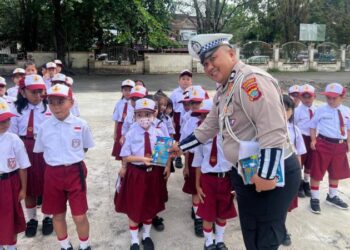Kanit Kamsel IPTU Repy Samel bersama anggota dari Satlantas Polresta Manado menggelar sosialisasi di SD Katolik 07 Xaverius Manado pada Senin, 2 September 2024. Kegiatan ini melibatkan seluruh siswa, guru, dan orang tua siswa