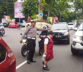 Kepedulian nyata ditunjukkan oleh personel Satuan Lalu Lintas (Sat Lantas) Polresta Manado dalam upaya menjaga keselamatan anak-anak sekolah di jalan raya. Dalam kegiatan rutin pagi ini, anggota Sat Lantas turun langsung ke jalanan untuk membantu anak-anak sekolah menyebrang jalan dengan aman, Selasa (3/9/2024).