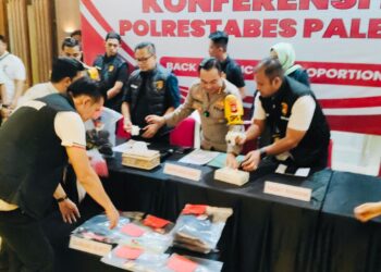 Kapolrestabes Palembang, Kombes Harryo Sugihhartono bersama Direskrimum Polda Sumsel Kombes M Anwar Reksowidjojo meralease pengungkapan kasus pembunuhan dan rudapaksa korban perempuan usia 13 tahun yang sempat viral di media sosial.