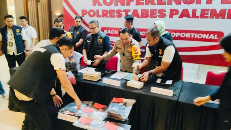 Kapolrestabes Palembang, Kombes Harryo Sugihhartono bersama Direskrimum Polda Sumsel Kombes M Anwar Reksowidjojo meralease pengungkapan kasus pembunuhan dan rudapaksa korban perempuan usia 13 tahun yang sempat viral di media sosial.