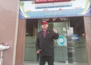 SAMPAIKAN SEYEMBARA: Dr Djonggi Simorangkir, SH MH menyampaikan sayembara berhadiah usai persidangan di PTUN Medan, Rabu (4/9/2024). (Foto Dok/ Djonggi).
