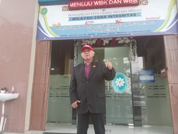 SAMPAIKAN SEYEMBARA: Dr Djonggi Simorangkir, SH MH menyampaikan sayembara berhadiah usai persidangan di PTUN Medan, Rabu (4/9/2024). (Foto Dok/ Djonggi).