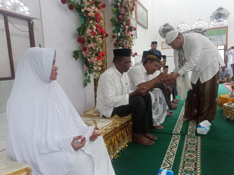 PT Bara Energi Lestari Site Nagan Raya Aceh, memberatkan 6 orang Keuchik dari Gampong sekitar tambang dan menjelang pemberangkatan jamaah umrah dilakukan Peusijuk sebagai adat Aceh untuk mendoakan keberangkatan para jamaah. Prosesi Peusijuk dilaksanakan Jum'at (06/09/24) di mesjid Nurul Huda Gampong Krueng Ceuko, Zeunagan Nagan Raya.