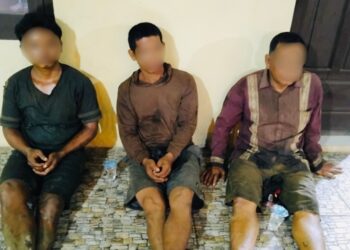 Tiga pelaku pemeras minyak didekat semburan api. Ketiga pelaku DI, SU dan AJ mengaku sebagai buruh yang sedang dipekerjakan untuk memasang pagar seng pembatas sekeliling pinggiran sungai Dawas di areal rawa lahan illegal drilling sumur yang terbakar.