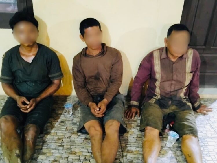 Tiga pelaku pemeras minyak didekat semburan api. Ketiga pelaku DI, SU dan AJ mengaku sebagai buruh yang sedang dipekerjakan untuk memasang pagar seng pembatas sekeliling pinggiran sungai Dawas di areal rawa lahan illegal drilling sumur yang terbakar.