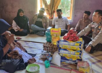 Saat Camat Dan Muspika Seunuddon berkunjung ke rumah anak yang mengalami gangguan pertumbuhan di Gp.Cot Patisah Kecamatan Seunuddon.