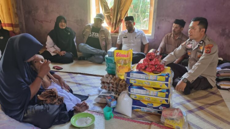 Saat Camat Dan Muspika Seunuddon berkunjung ke rumah anak yang mengalami gangguan pertumbuhan di Gp.Cot Patisah Kecamatan Seunuddon.