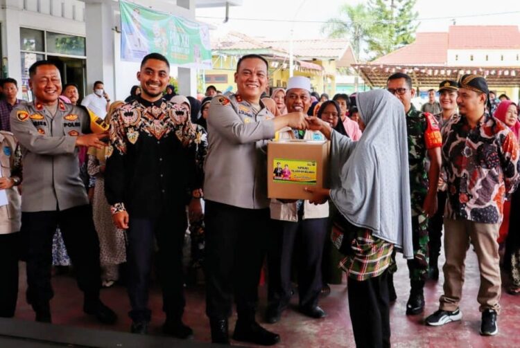 BANTUAN: Kapolres Pelabuhan Belawan menyerahkan bantuan sembako kepada salah seorang warga dalam kegiatan Jumat Curhat dan Jumat Berkah di Kantor Camat Belawan, Jumat (6/9/2024).(Foto Dok/Polres Belawan)