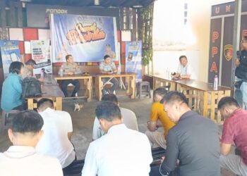 Polresta Manado melaksanakan kegiatan Jumat Bacirita yang bertempat di Kantin Presisi. Acara ini bertujuan untuk meningkatkan kesadaran masyarakat tentang masalah keamanan dan ketertiban masyarakat (kamtibmas) serta bahaya narkoba yang semakin meresahkan, Jumat (6/9/2024).