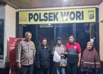 Bhabinkamtibmas Polsek Wori, Aiptu Herman Matindas, menunjukkan dedikasinya melalui metode penyelesaian masalah yang inovatif. Dengan pendekatan problem solving yang efektif, Aiptu Herman berhasil meredakan ketegangan di antara warga yang terlibat dalam perselisihan tanah di lingkungan mereka, Jumat (6/9/2024).