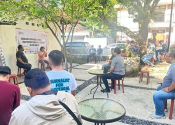 Bertempat di Rumah Kopi Sudut, Kelurahan Tikala Kumaraka, Kecamatan Tikala, Manado, telah berlangsung kegiatan Sosialisasi Pengawasan Pemilih yang diselenggarakan oleh Bawaslu Kota Manado. Kegiatan ini bertujuan untuk meningkatkan kesadaran masyarakat mengenai pentingnya pengawasan dalam proses pemilihan yang akan datang, Kamis (5/9/2024).
