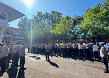 Personel Polresta Manado melaksanakan pengamanan dengan pendekatan humanis terhadap aksi unjuk rasa (unras) yang berlangsung di depan Kantor Gubernur. Aksi ini dipicu oleh pemecatan salah satu pegawai negeri sipil (PNS) yang dianggap tidak adil oleh para demonstran, Jumat (6/9/2024).
