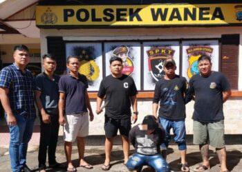Tim Resmob Polsek Urban Wanea berhasil menangkap seorang pelaku penganiayaan berinisial AR (25 tahun) di Kelurahan Karombasan Selatan, Kota Manado. Penangkapan ini dilakukan setelah pihak kepolisian menerima laporan mengenai tindak pidana penganiayaan terhadap korban Ronald Keintjem (22), warga Karombasan yang terjadi di Kelurahan Karombasan Utara, Kamis (5/9/20240 sekitar pukul 20.00 WITA.
