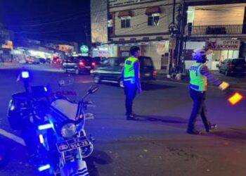 Sat Lantas Polresta Manado meluncurkan program inovatif bertajuk “Silau Mata” yang bertujuan untuk meningkatkan keamanan dan ketertiban masyarakat (kamtibmas) di Kota Manado. Program ini menghadirkan sistem siaga lampu biru yang dipasang di berbagai titik strategis di kota, sebagai upaya untuk mengurangi angka kriminalitas dan memberikan rasa aman bagi warga, Kamis (5/9/2024) sekitar pukul 20.00 WITA.