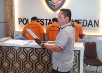 NB: Septian Hari Bustam/Rio Rizki Ando/M Faisal Tumanggor - SPESIALIS CURANMOR: Ketigas pelaku spesialis curanmor masing-masing berinisial SHB, RRA dan MFT alias Manggor yang ditembak polisi diamankan di Mako Sat Reskrim Polrestabes Medan, Sabtu (7/9/2024).(Foto Dok/Polrestabes) 