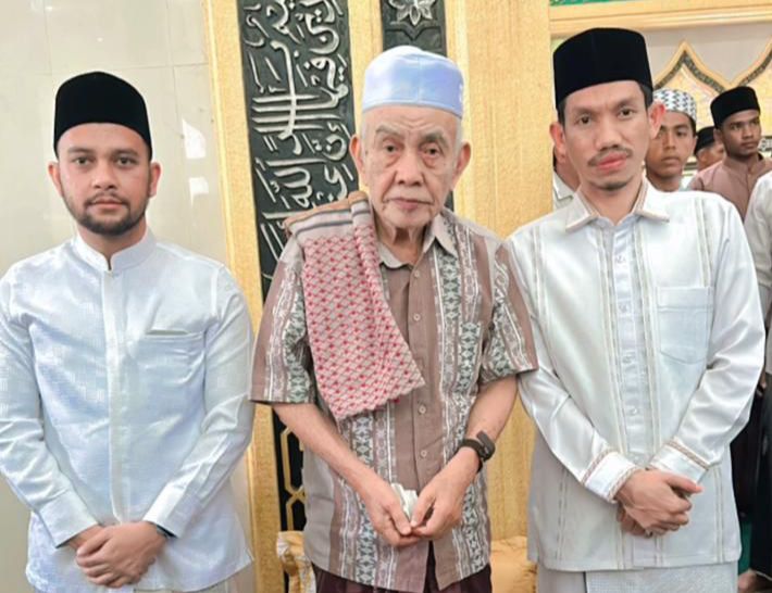 Ulama Aceh Abuya Syekh Haji Amran Waly al-Khalidy pendiri dan pengasuh Majelis Pengkajian Tauhid-Tasawuf Indonesia (MPTT-I) penggagas rateb seribee, memberi restu untuk pasangan calon Tarmizi – Said Fadheil pada Pilkada Aceh Barat tahun 2024.