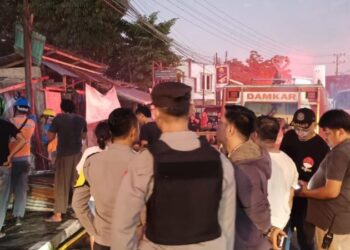 Kebakaran terjadi di lahan kosong milik Bapak Heryanto Gunalan di Kelurahan Paal Dua, Lingkungan IV, Kecamatan Paal Dua, Kota Manado. Kebakaran ini menarik perhatian warga sekitar dan pihak kepolisian, Pada hari Jumat, 06 September 2024, sekitar pukul 17.42 WITA.