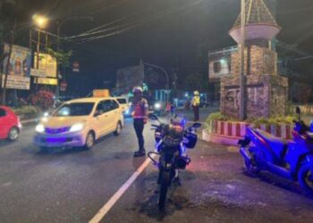 Satuan Lalu Lintas (Sat Lantas) Polresta Manado melaksanakan kegiatan inovatif bertajuk ‘Silau Mata’ yang diresmikan pada Sabtu pagi. Kegiatan ini bertujuan untuk meningkatkan kesadaran masyarakat akan pentingnya keselamatan lalu lintas, terutama di area keramaian, Jumat (6/9/2024) malam.