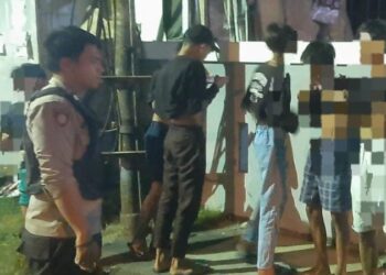 Dalam upaya meningkatkan keamanan dan kenyamanan warga, Polsek Tuminting melaksanakan kegiatan sambang yang melibatkan dialog langsung dengan masyarakat. Kegiatan ini dilakukan di berbagai titik strategis di wilayah Tuminting, guna menjalin komunikasi yang lebih baik antara kepolisian dan masyarakat, Jumat (6/9/2024).