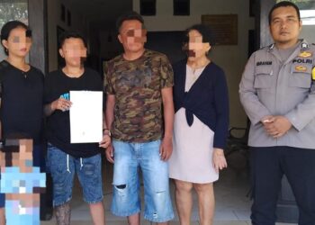 Polsek Malalayang berhasil menyelesaikan kasus pengancaman yang melibatkan senjata tajam (sajam) dengan pendekatan problem solving yang inovatif. Dalam sebuah pertemuan yang digelar di aula Polsek, pihak kepolisian mengundang kedua belah pihak yang terlibat dalam konflik untuk berdialog secara terbuka, Sabtu (07/9/2024).
