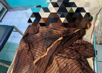 Sebuah kebakaran hebat melanda satu unit rumah permanen di Jl. Sultan Mahmud Badaruddin II, Lingkungan IV, Kelurahan Tanjung Raja, Kecamatan Tanjung Raja, Ogan Ilir, pada Minggu pagi, 8 September 2024. Pemilik rumah, A. Roni (65), ditemukan meninggal dunia dalam insiden tersebut.