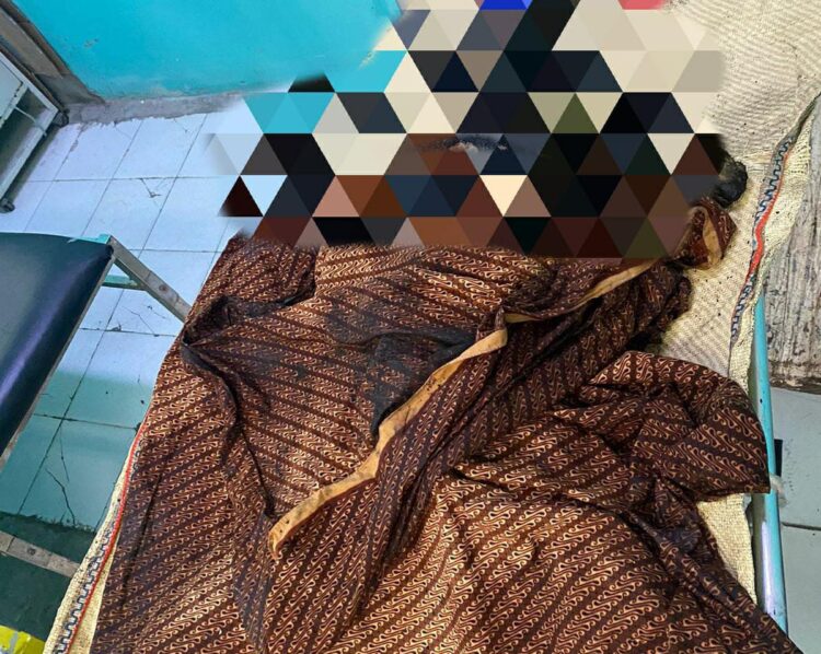 Sebuah kebakaran hebat melanda satu unit rumah permanen di Jl. Sultan Mahmud Badaruddin II, Lingkungan IV, Kelurahan Tanjung Raja, Kecamatan Tanjung Raja, Ogan Ilir, pada Minggu pagi, 8 September 2024. Pemilik rumah, A. Roni (65), ditemukan meninggal dunia dalam insiden tersebut.