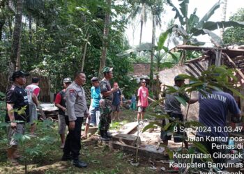 Bripka Edi Sunyoto, S.E., Bhabinkamtibmas Polsek Cilongok Polresta Banyumas Polda Jateng melaksanakan kerja bakti perobohan rumah untuk diperbaiki atau direnovasi kembali. Minggu (8/9/24).