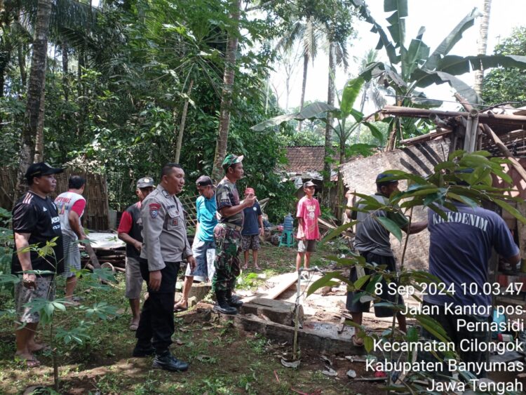 Bripka Edi Sunyoto, S.E., Bhabinkamtibmas Polsek Cilongok Polresta Banyumas Polda Jateng melaksanakan kerja bakti perobohan rumah untuk diperbaiki atau direnovasi kembali. Minggu (8/9/24).