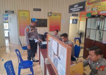 Polres Ogan Ilir terus meningkatkan disiplin dan kualitas pelayanan dengan menggelar kegiatan pengawasan terhadap personil di lingkungan Mako Polres Ogan Ilir. Kegiatan ini dilaksanakan oleh anggota Provos di bawah arahan Kasie Propam Polres Ogan Ilir, AKP Suhartono pada Senin, 9 September 2024, mulai pukul 10.00 WIB hingga selesai.