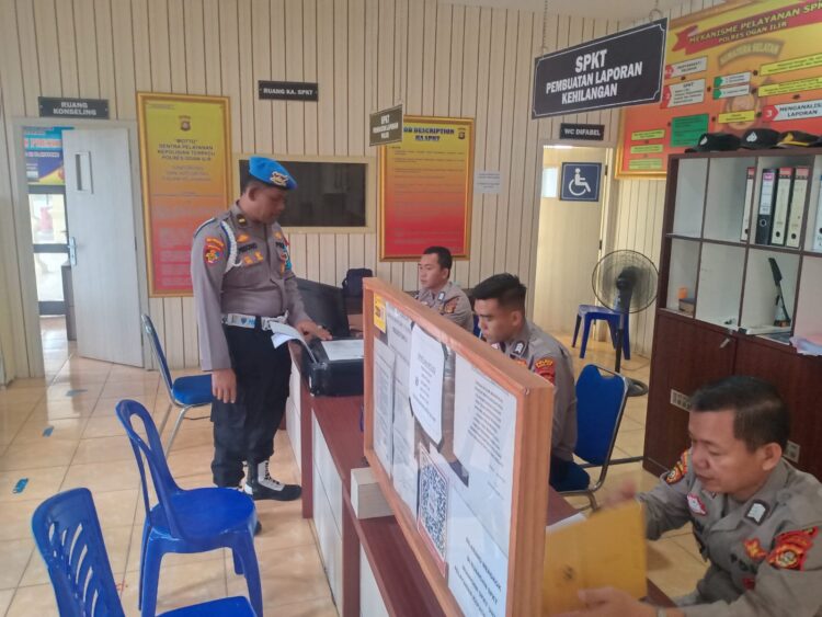 Polres Ogan Ilir terus meningkatkan disiplin dan kualitas pelayanan dengan menggelar kegiatan pengawasan terhadap personil di lingkungan Mako Polres Ogan Ilir. Kegiatan ini dilaksanakan oleh anggota Provos di bawah arahan Kasie Propam Polres Ogan Ilir, AKP Suhartono pada Senin, 9 September 2024, mulai pukul 10.00 WIB hingga selesai.