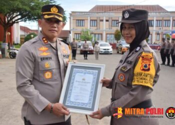 Kapolres Bone AKBP Erwin Syah, S.I.K., M.H memberikan penghargaan kepada Aiptu Suhati Bhabinkamtibmas Polsek Tellu Siattinge yang dinobatkan sebagai Polwan Inspiratif Polda Sulsel. Senin (9/9/2024).