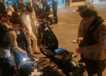 Polresta Manado terus menunjukkan komitmennya dalam menjaga keamanan dan ketertiban masyarakat dengan melaksanakan kegiatan Cipta Kondisi atau Kegiatan Rutin Yang Ditingkatkan (KRYD). Kegiatan ini berlangsung di Jl. Piere Tendean, tepat di depan Mako Polresta Manado, pada malam hari, Minggu (8/9/2024).