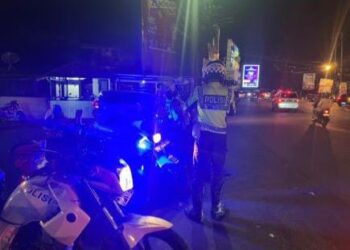 Polresta Manado meluncurkan inovasi terbaru yang dijuluki “Lampu Biru”. Inisiatif ini bertujuan untuk menciptakan lingkungan yang lebih aman dan nyaman bagi warga kota, terutama di area yang rawan kejahatan, Minggu (8/9/2024) malam.