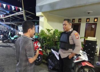 Polsek Tuminting kembali menunjukkan komitmennya dalam menjaga keamanan dan ketertiban masyarakat dengan melaksanakan kegiatan sambang warga di berbagai kelurahan. Dalam kegiatan yang diadakan pada Minggu pagi, 8 September 2024, petugas kepolisian bersilaturahmi dengan warga sambil membahas isu-isu terkini terkait situasi kamtibmas di lingkungan mereka.