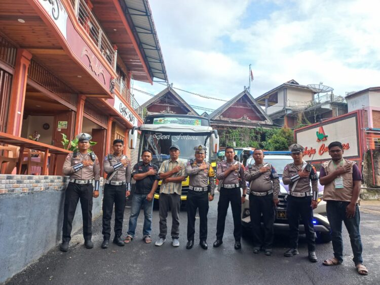 Polres Samosir menerapkan pengamanan ketat dalam rangka Grand Opening Ceremony PON XXI Aceh-Sumut 2024 untuk cabang olahraga Voli Pantai yang berlangsung di Pantai Indah Situngkir Desa Situngkir Kecamatan Pangururan. Kegiatan Pengamanan ini diawasi langsung oleh Wakapolres Samosir Kompol ST Panggabean, S.H.