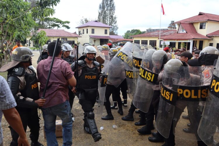 Polres Dairi gelar simulasi Pengamanan Pemilihan Bupati dan Wakil Bupati Tahun 2024 di Halaman Apel Polres Dairi Jalan SM. Raja Kecamatan Sidikalang Kabupaten Dairi. Selasa (10/9/2024).