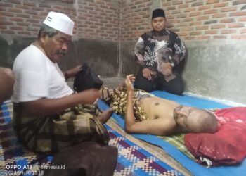 Anggota DPRK Bireuen dari Fraksi PKB, Muhammad Arif, S.E yang baru dilantik pemilihan Kota Juang dan Kuala, langsung bergerak untuk membantu warga Nasruddin Abdullah (49),warga Gampong Kuta Baroe, Kecamatan Kuala, yang menderita stroke sejak delapan bulan lalu. Selasa, 10 September 2024.