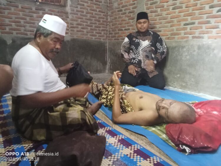 Anggota DPRK Bireuen dari Fraksi PKB, Muhammad Arif, S.E yang baru dilantik pemilihan Kota Juang dan Kuala, langsung bergerak untuk membantu warga Nasruddin Abdullah (49),warga Gampong Kuta Baroe, Kecamatan Kuala, yang menderita stroke sejak delapan bulan lalu. Selasa, 10 September 2024.