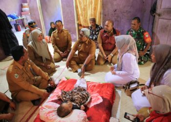 Penjabat Bupati Aceh Utara, Dr. Drs. Mahyuzar, M.Si, mengunjungi rumah M Khalis Muktadam, seorang anak berusia 12 tahun yang menderita stunting, di Gampong Cot Patisah, Kecamatan Seunudon, pada Selasa, 10 September 2024.
