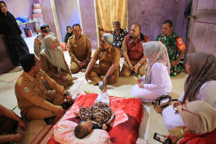Penjabat Bupati Aceh Utara, Dr. Drs. Mahyuzar, M.Si, mengunjungi rumah M Khalis Muktadam, seorang anak berusia 12 tahun yang menderita stunting, di Gampong Cot Patisah, Kecamatan Seunudon, pada Selasa, 10 September 2024.