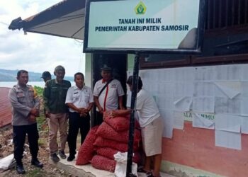 Penyaluran bibit bawang merah yang bersumber dari Alokasi Dana Desa Tanjung Bunga TA 2024 berlangsung aman dan lancar. Acara ini dihadiri oleh Bhabinkamtibmas Bripka Efri Pandi, Camat Pangururan R.E. Naibaho, Kepala Desa Lasper Sitanggang, serta PPL Pertanian, BPD, FKTM, dan kelompok tani penerima bantuan.