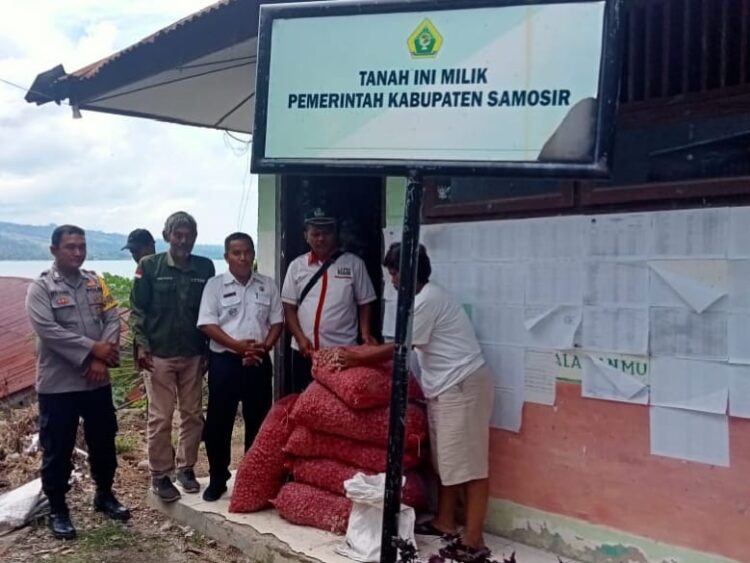 Penyaluran bibit bawang merah yang bersumber dari Alokasi Dana Desa Tanjung Bunga TA 2024 berlangsung aman dan lancar. Acara ini dihadiri oleh Bhabinkamtibmas Bripka Efri Pandi, Camat Pangururan R.E. Naibaho, Kepala Desa Lasper Sitanggang, serta PPL Pertanian, BPD, FKTM, dan kelompok tani penerima bantuan.