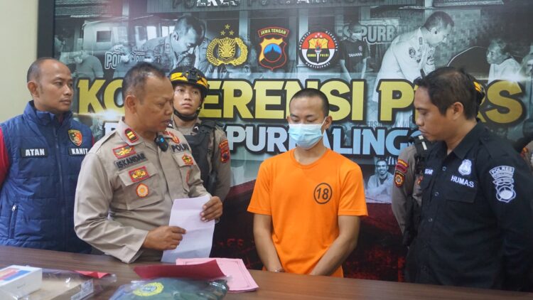 Polsek Kemangkon berhasil mengungkap kasus pencurian yang terjadi di Kantor Balai Desa Senon, Kecamatan Kemangkon Kabupaten Purbalingga. Tersangka diringkus tim gabungan Unit Reskrim Polsek Kemangkon dan Resmob Satreskrim Polres Purbalingga.