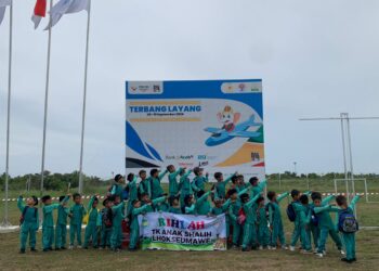 Sekitar 80-an murid Taman Kanak-Kanak (TK) Anak Shalih Gampong Uteun Bayi Kota Lhokseumawe, Kamis, 12 September 2024, mendatangi Bandara Malikussaleh di Kecamatan Muara Batu Kabupaten Aceh Utara untuk melihat langsung ‘atraksi’ olahraga ‘balap pesawat’ terbang layang di arena Pekan Olahraga Nasional (PON) XXI Aceh – Sumut tahun 2024.